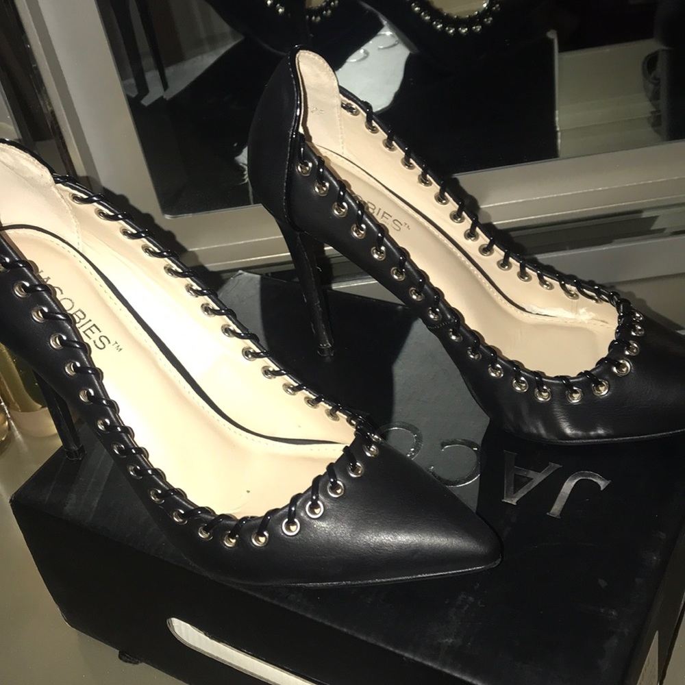 Pointed toe shoe from Fashion Nova, worn ONCE